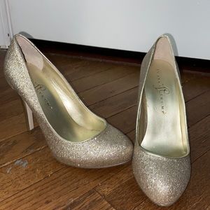 Ivanka Trump gold sparkle pump, Size 7.5